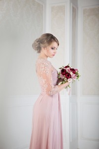 розовое платье для свадьбы. букет из пионов