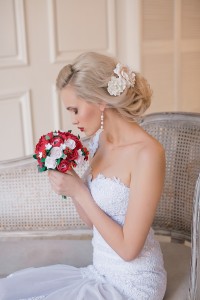 низкий свадебный пучок с цветами. свадебный стилист в москве​