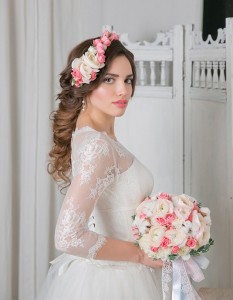 греческая коса с прядями. свадебный венок из цветов
